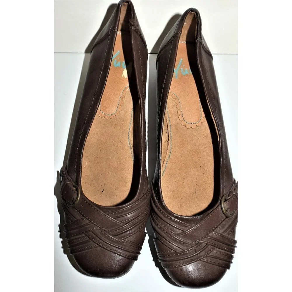 Yuu Women's Gander US 10M brown flats buckle Slip-ons